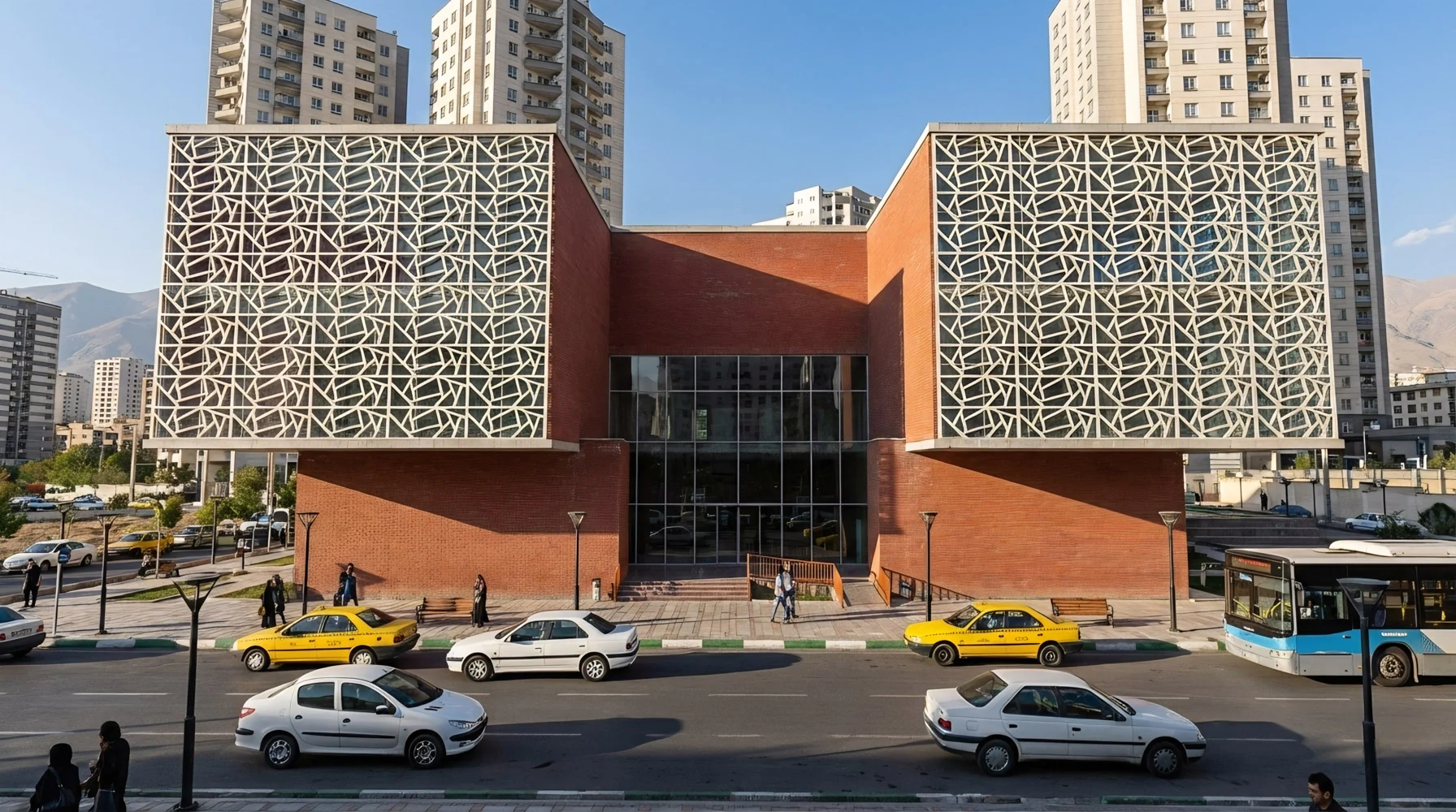 تلفیق آجر با پوسته‌ی پارامتریک — نمای هندسی و ورودی شفاف